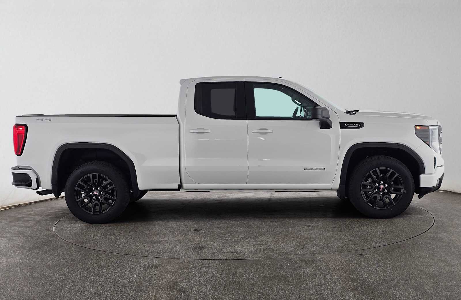 Used 2025 GMC Sierra 1500 Elevation w/ Preferred Package AWD/4WD image 2