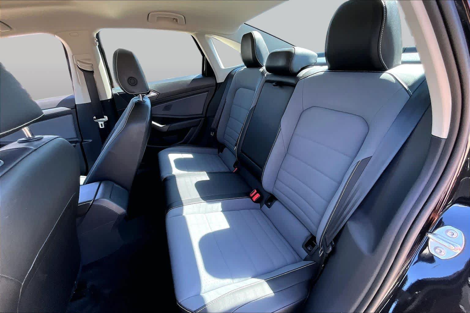 Used 2025 Volkswagen Jetta SE FWD image 17
