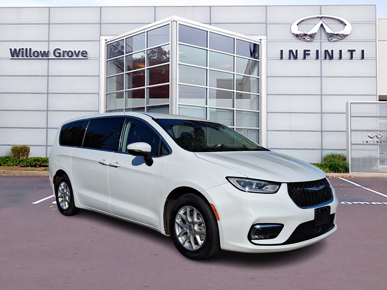 Used 2023 Chrysler Pacifica Touring-L FWD video 1