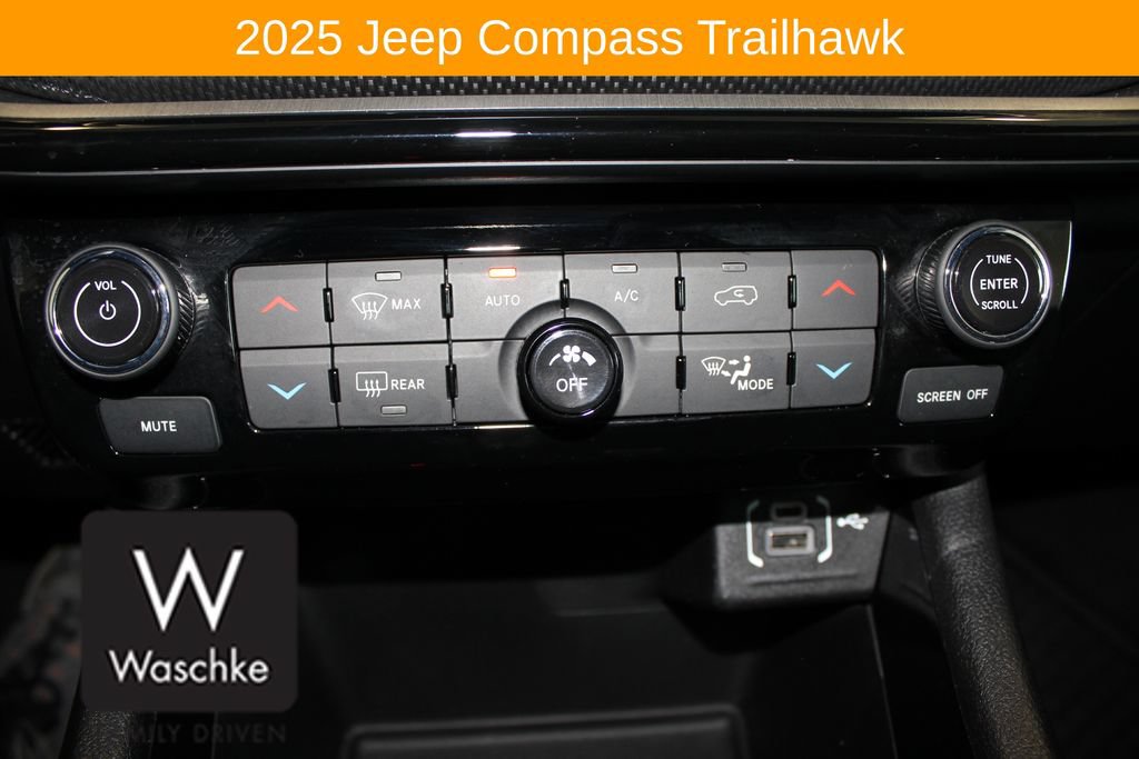 Used 2025 Jeep Compass Trailhawk w/ Trailhawk Convenience Group AWD/4WD image 30