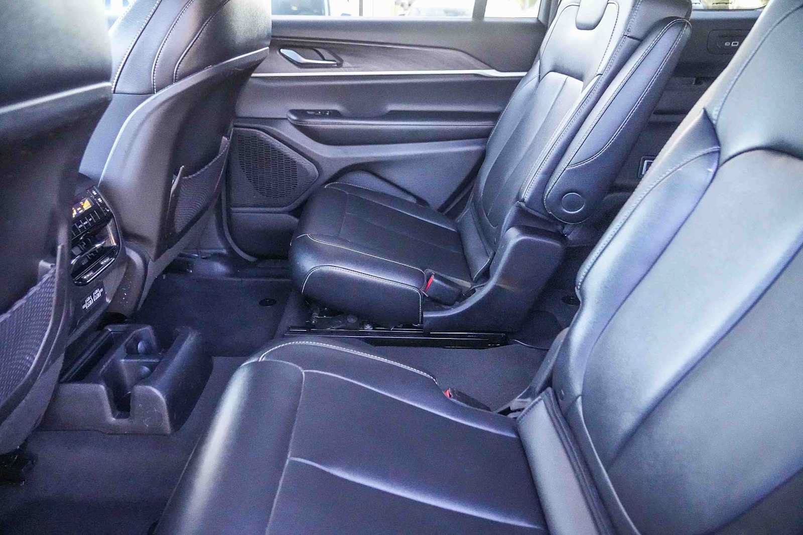 Used 2023 Jeep Grand Cherokee L Limited RWD image 18