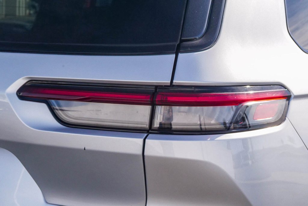 Used 2023 Jeep Grand Cherokee L Laredo image 10