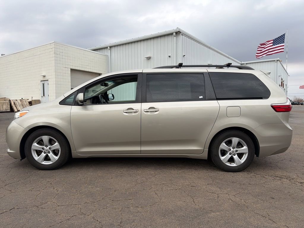 Used 2015 Toyota Sienna LE image 7