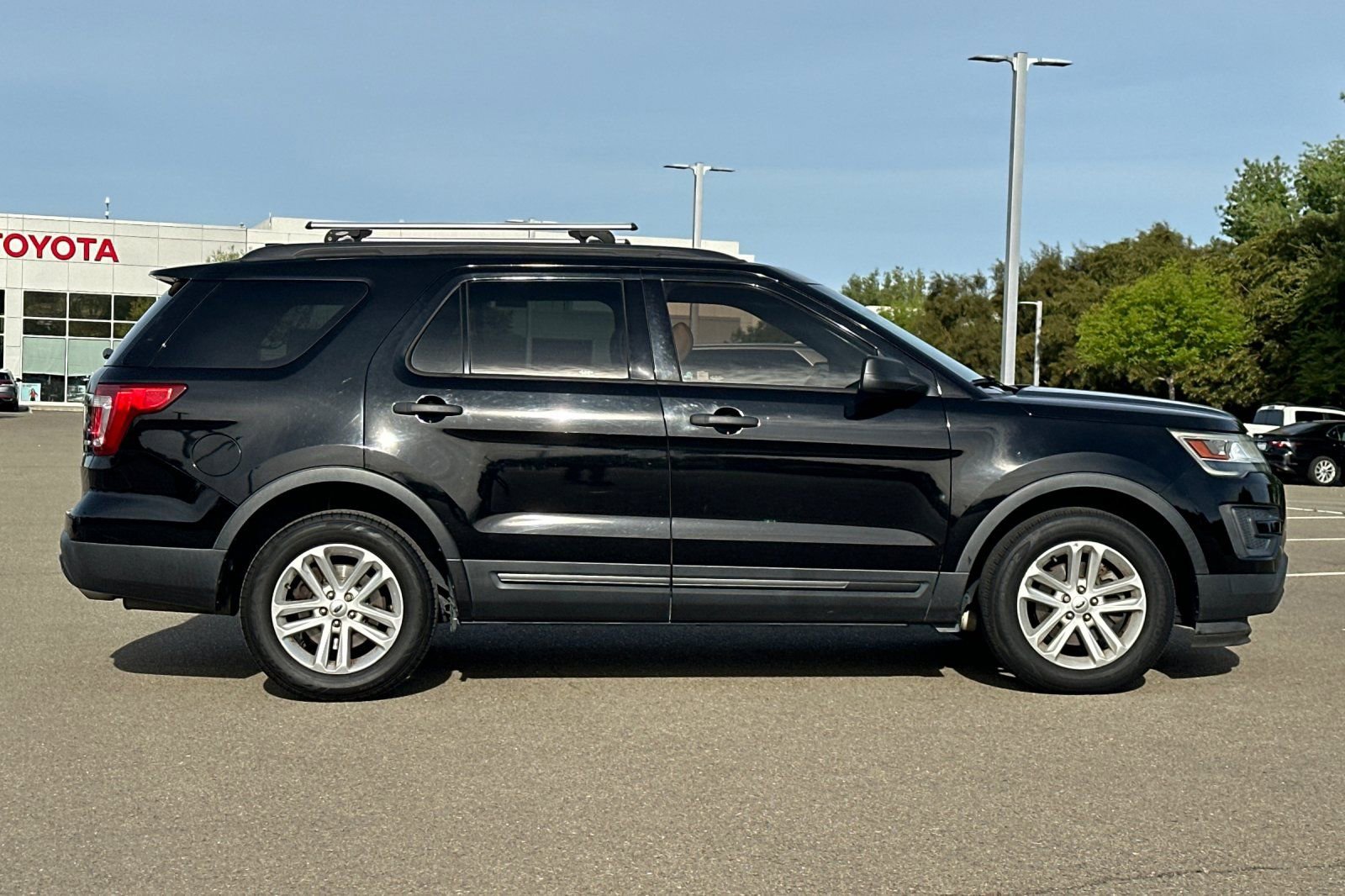 Used 2017 Ford Explorer FWD image 3