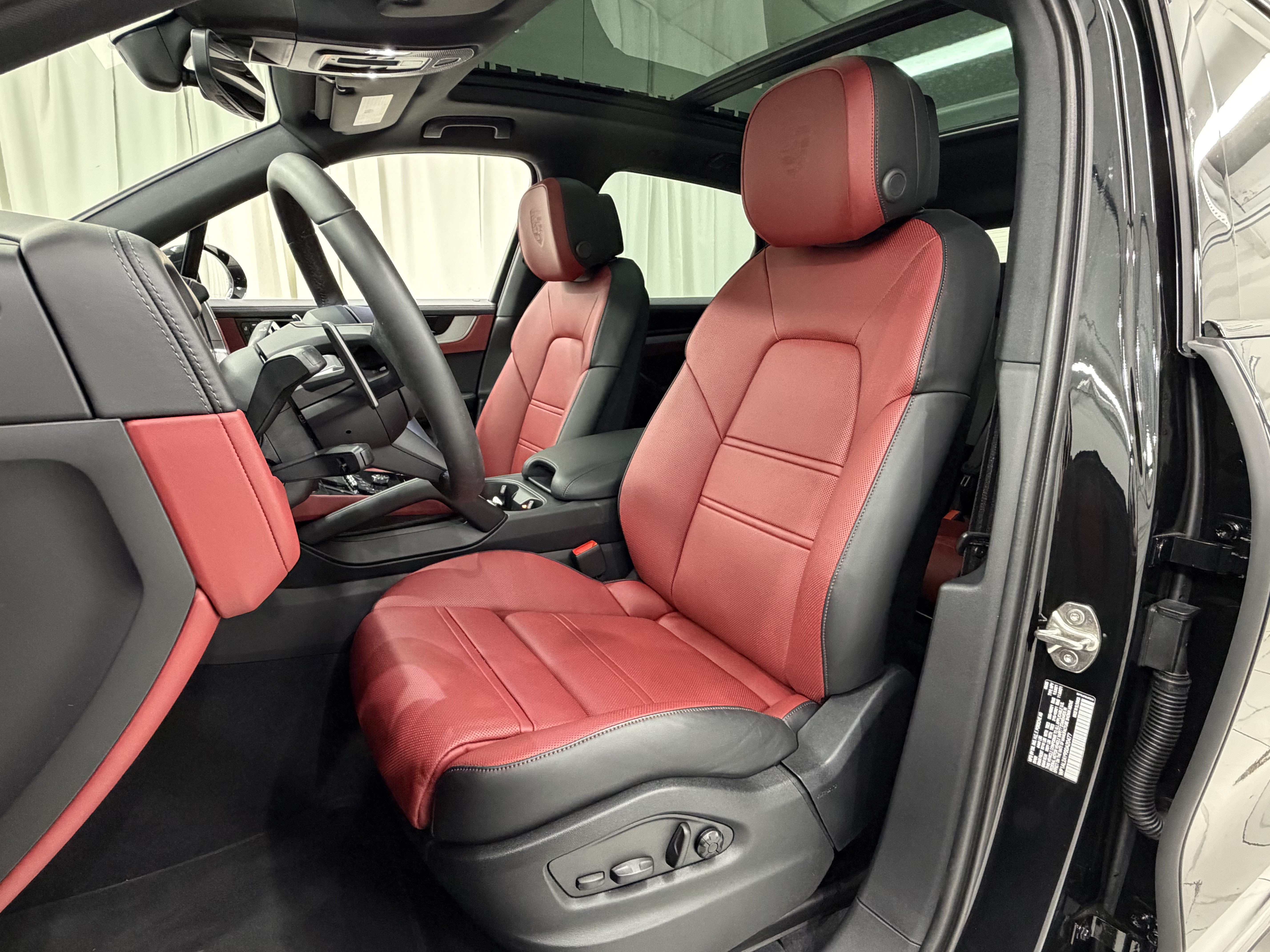 Certified 2025 Porsche Cayenne S AWD/4WD image 31