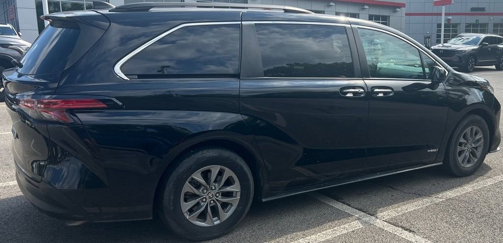 Used 2021 Toyota Sienna XLE w/ XLE Plus Package FWD image 6