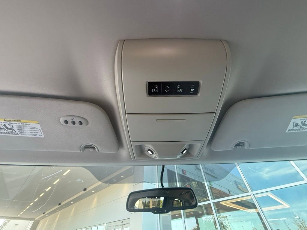 Used 2016 Chrysler Town & Country Touring w/ Driver Convenience Group image 13