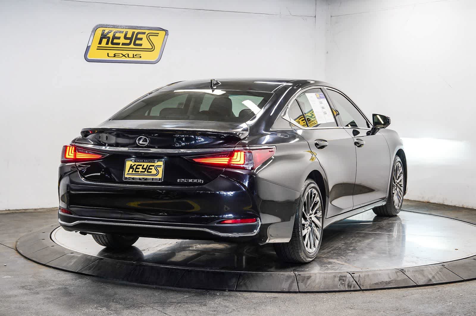 Used 2025 Lexus ES 300h w/ Accessory Package (Z2) FWD image 4