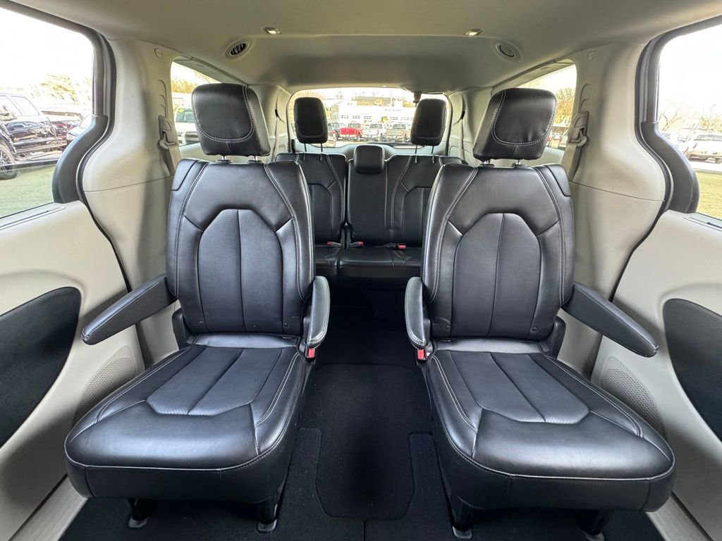 Used 2024 Chrysler Pacifica Touring-L image 29