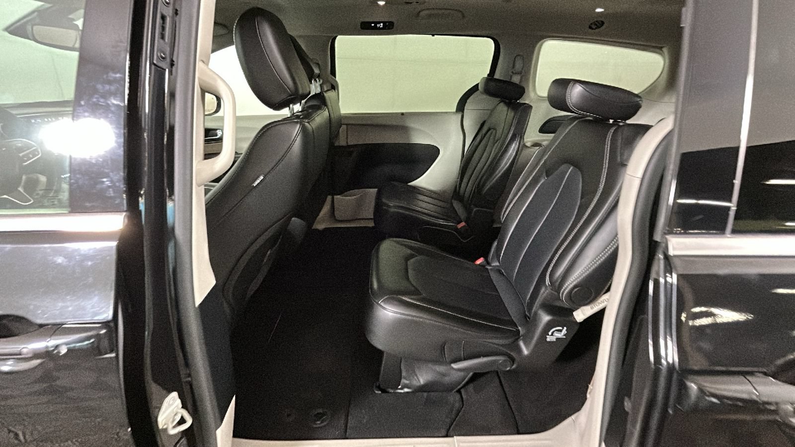 Used 2024 Chrysler Pacifica Touring-L FWD image 30