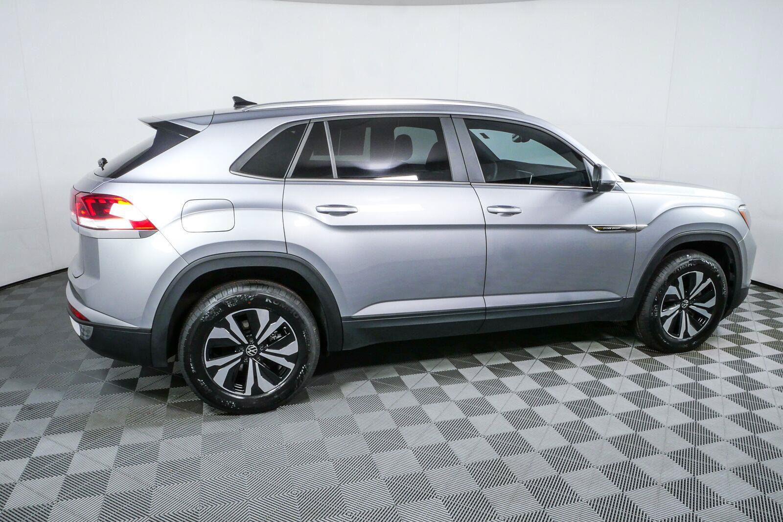 Certified 2024 Volkswagen Atlas Cross Sport SE FWD image 36