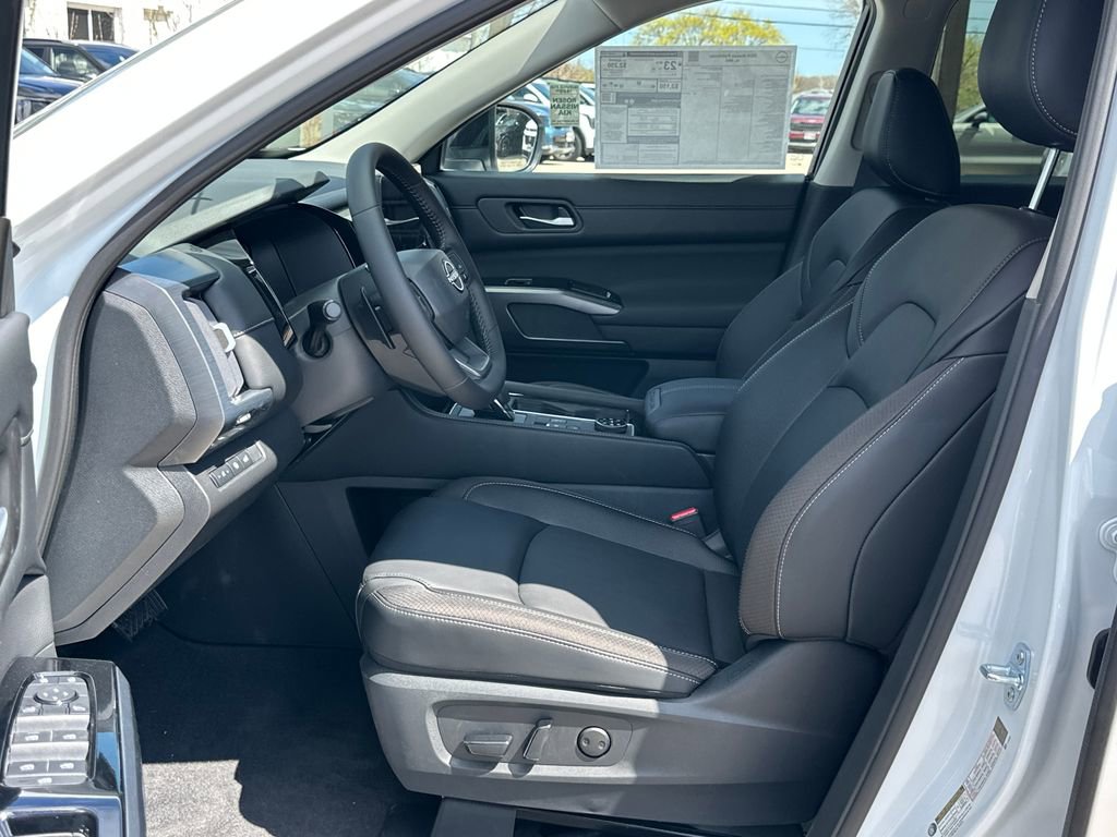 New 2026 Nissan Pathfinder SL image 9