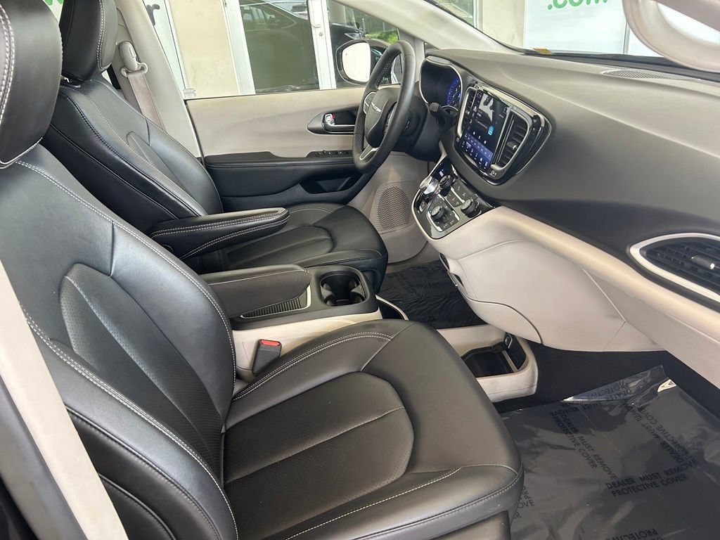 Used 2024 Chrysler Pacifica Touring-L FWD image 23