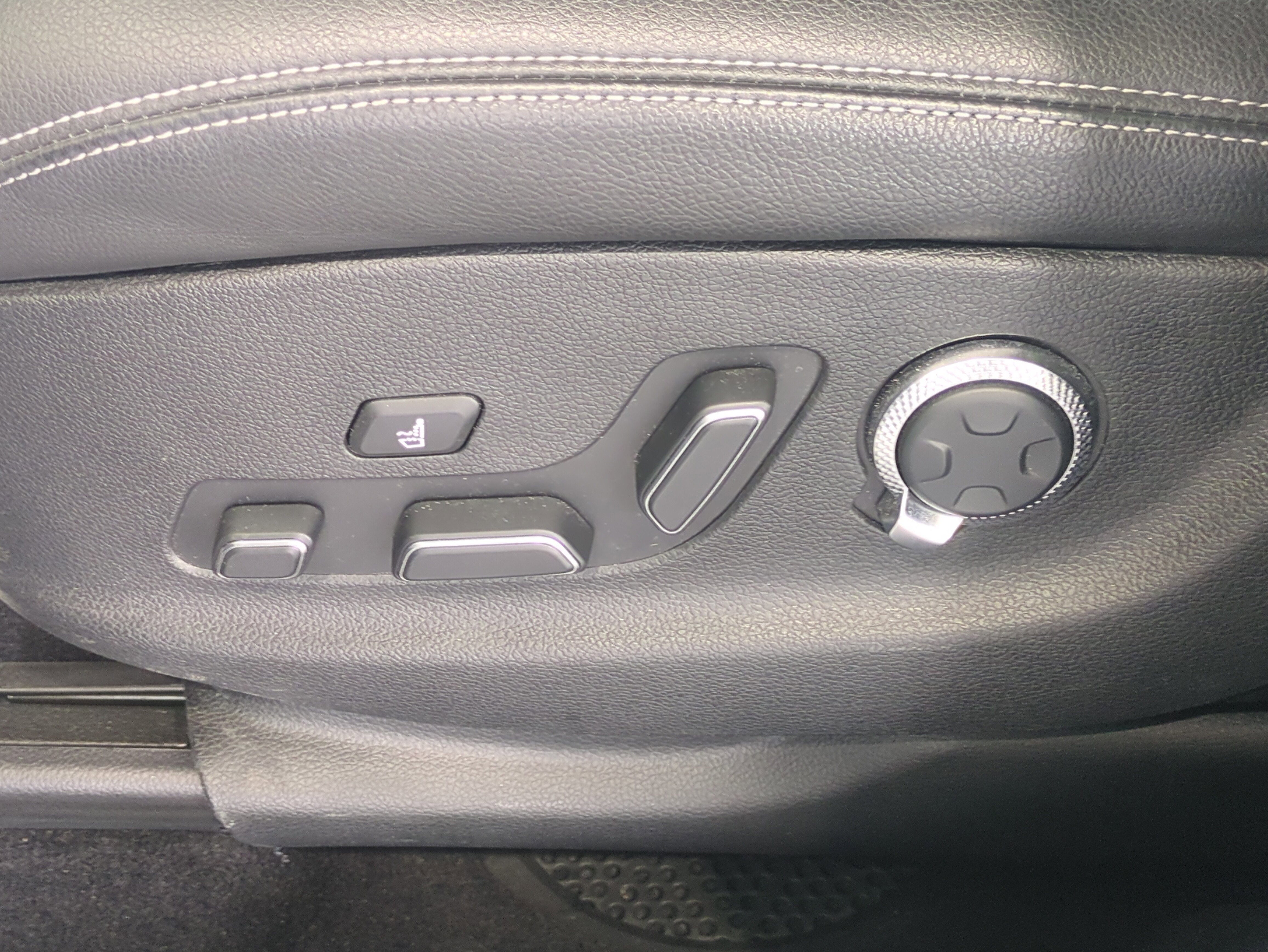 Used 2024 Genesis GV70 2.5T w/ Sport Prestige Package image 19