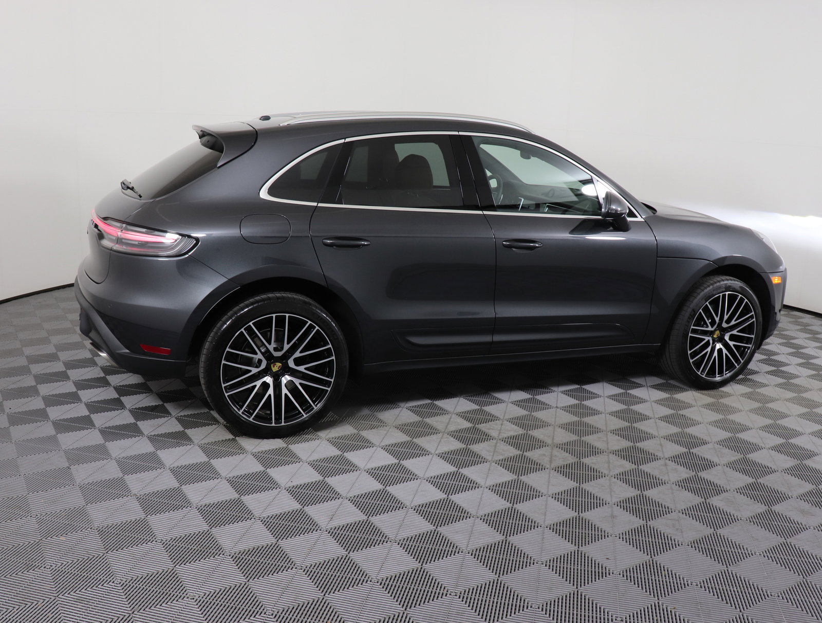 Used 2025 Porsche Macan image 8
