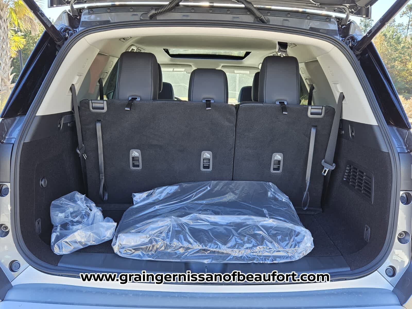 New 2025 Nissan Pathfinder SL w/ SL Premium Package FWD image 7