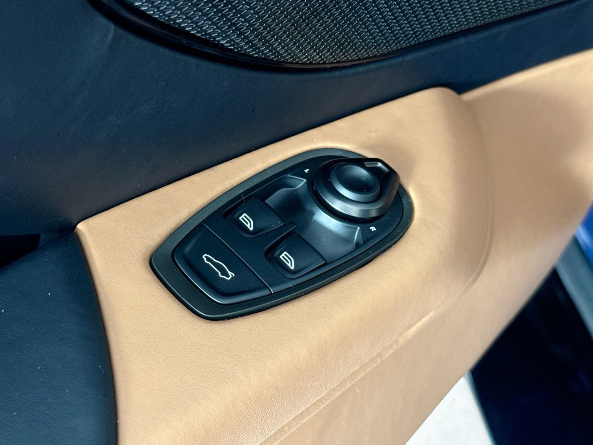 Used 2025 Aston Martin V8 Vantage Coupe image 16