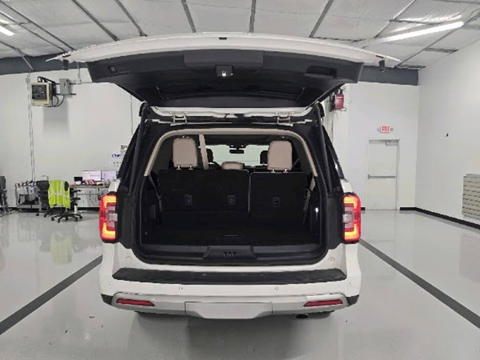 Used 2024 Ford Expedition Limited AWD/4WD image 9