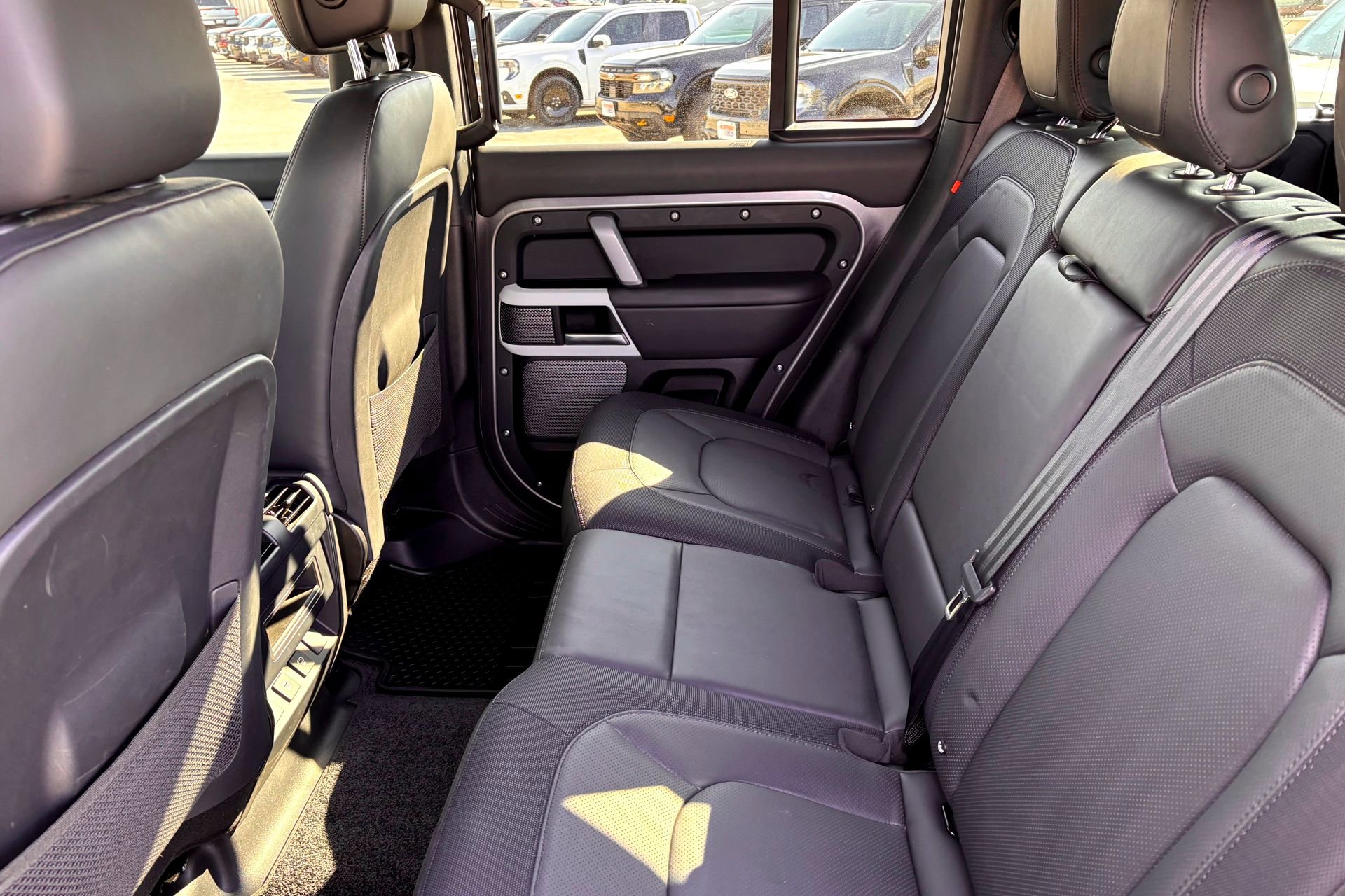 Used 2024 Land Rover Defender 110 X-Dynamic SE image 27