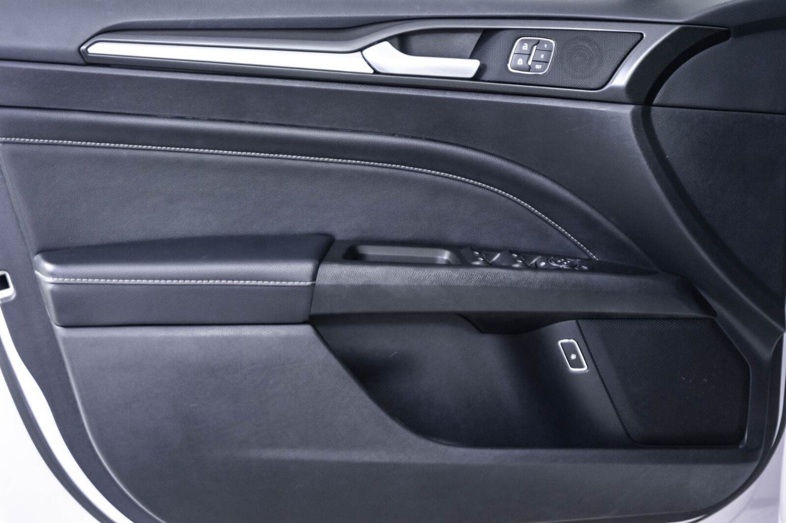 Used 2019 Ford Fusion Energi Titanium FWD image 6