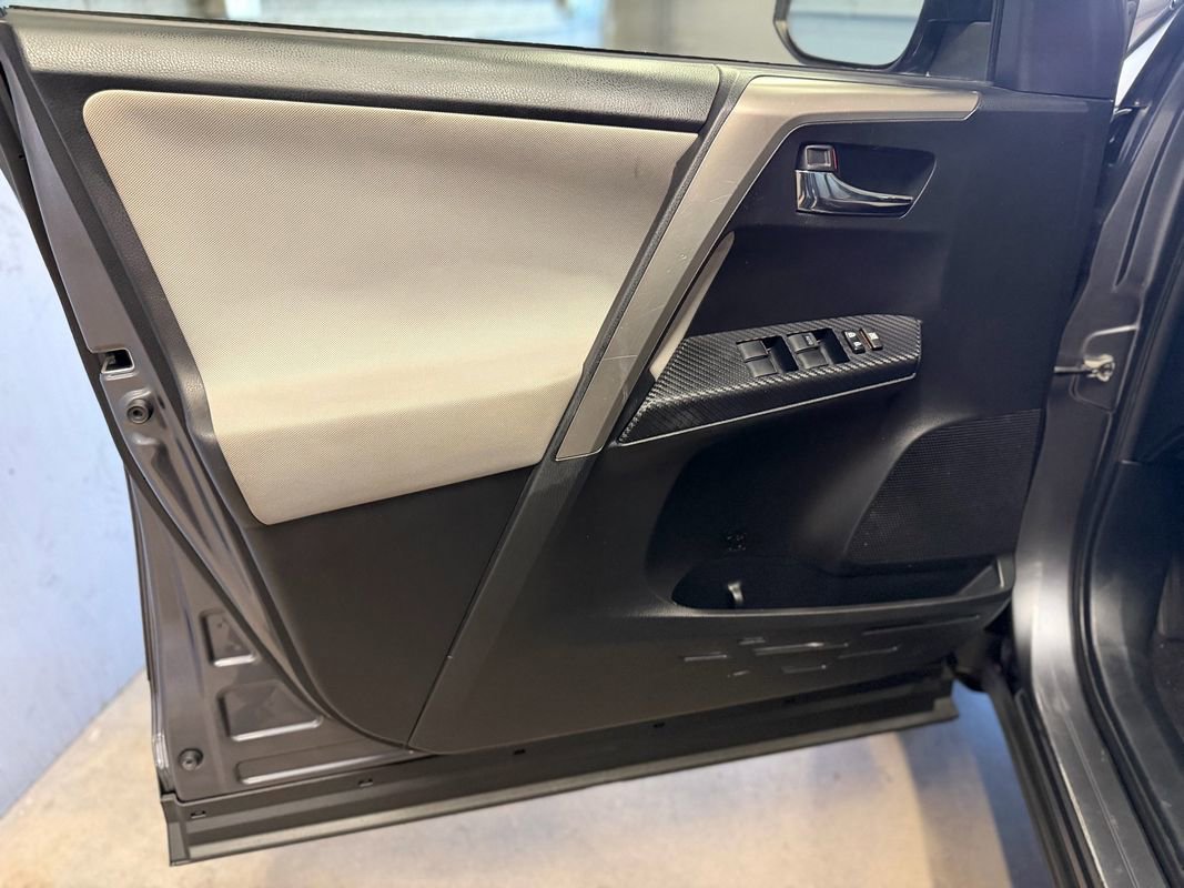 Used 2015 Toyota RAV4 XLE image 17