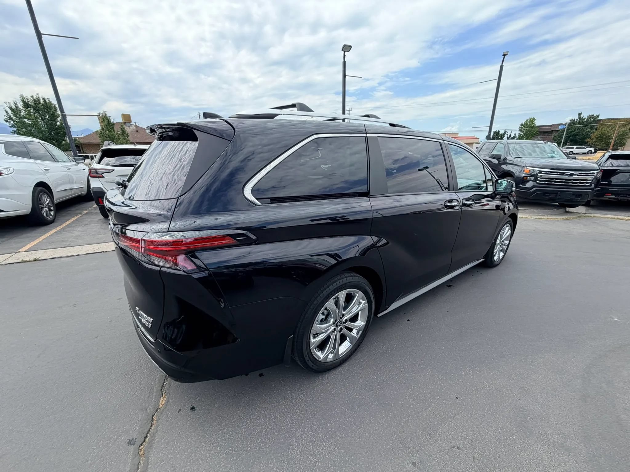 Used 2024 Toyota Sienna Platinum FWD image 4