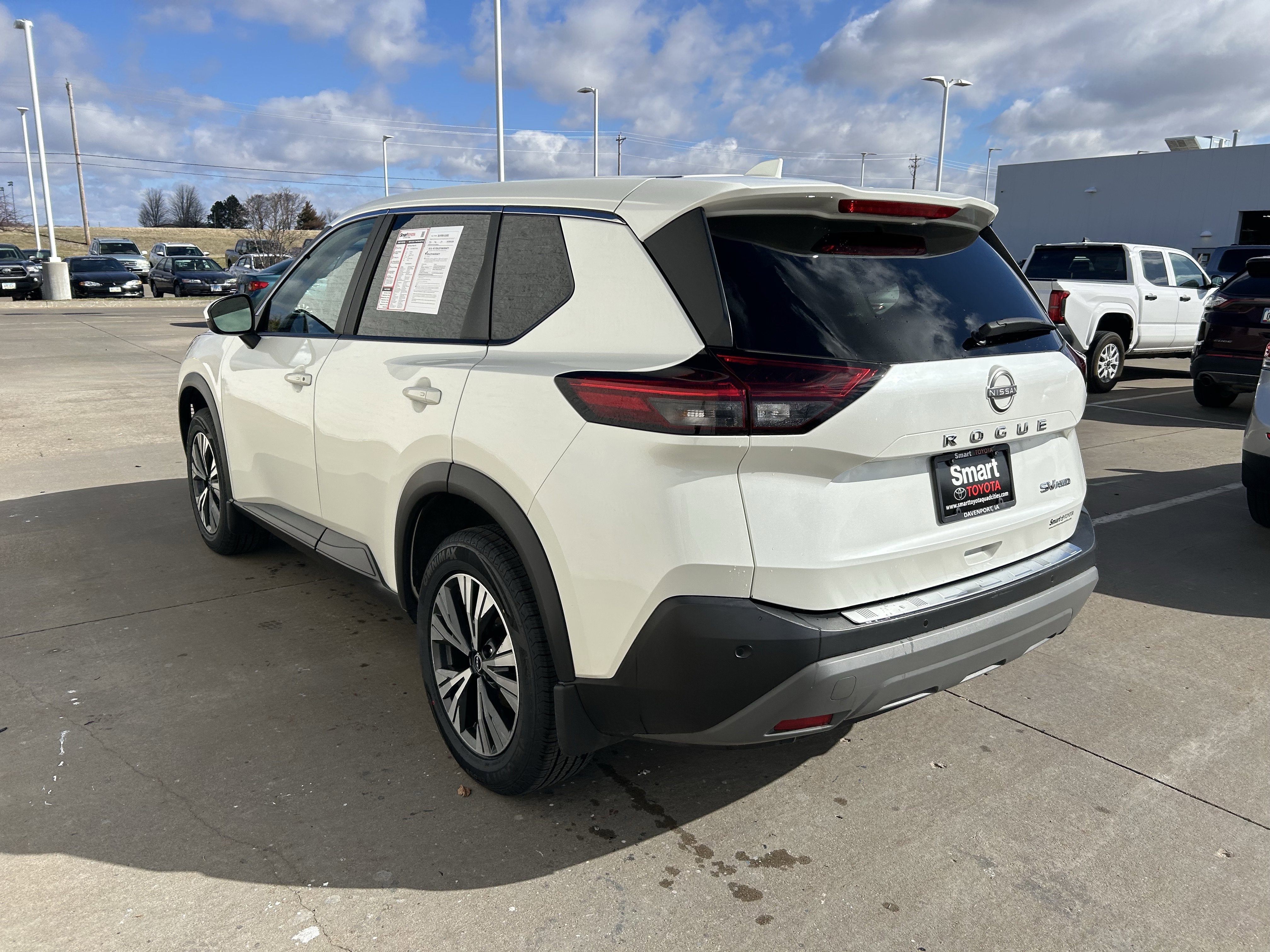 Used 2023 Nissan Rogue SV image 5