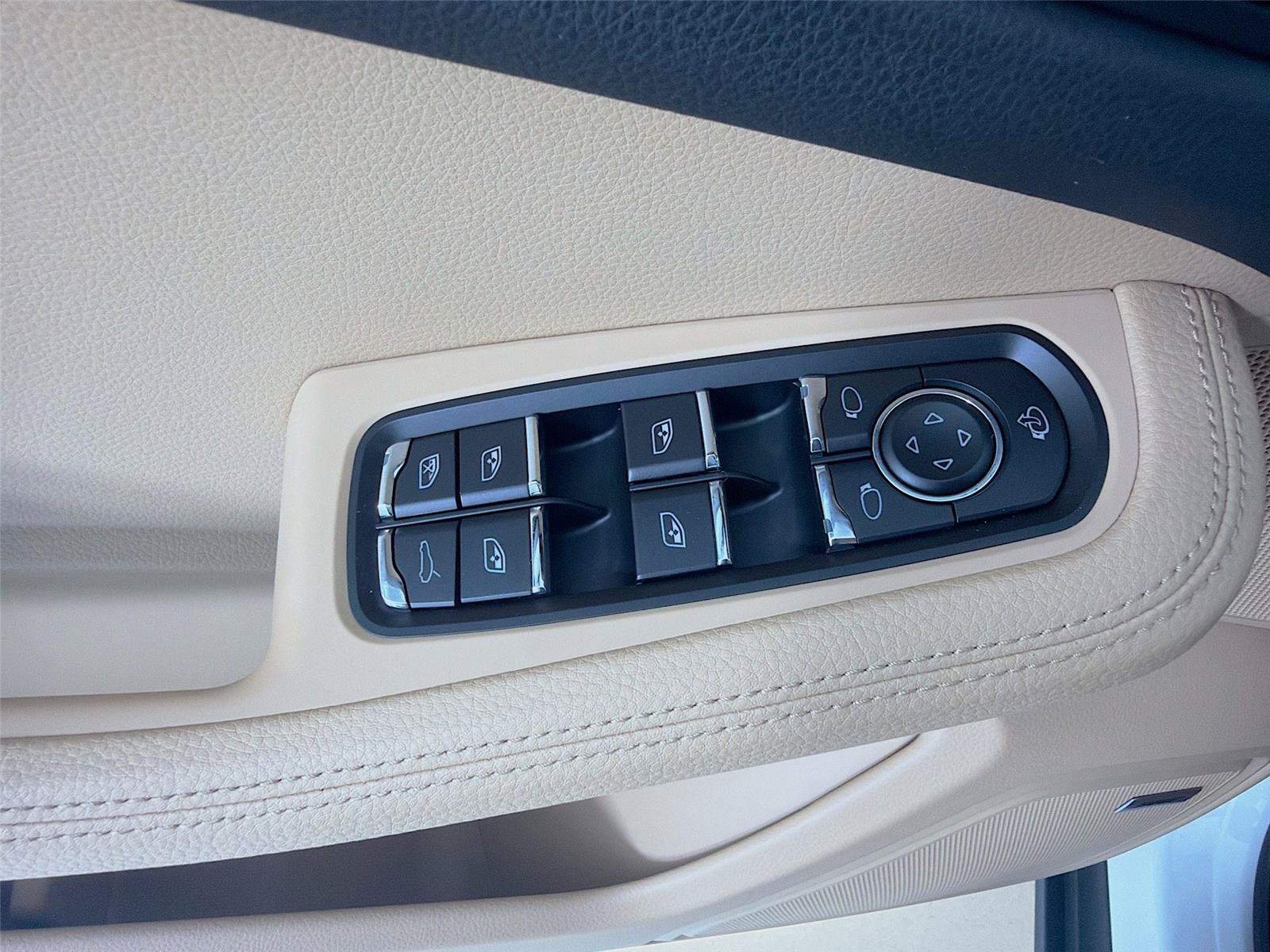 Certified 2026 Porsche Macan Turbo AWD/4WD image 8