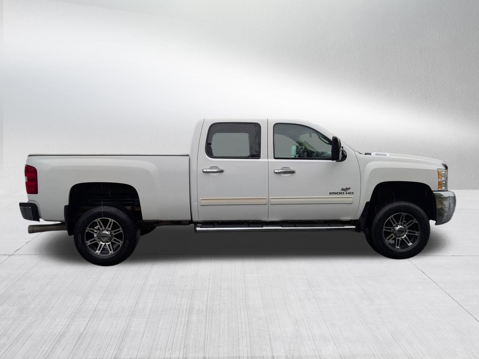 Used 2010 Chevrolet Silverado 2500 LT w/ Interior Plus Package AWD/4WD image 6