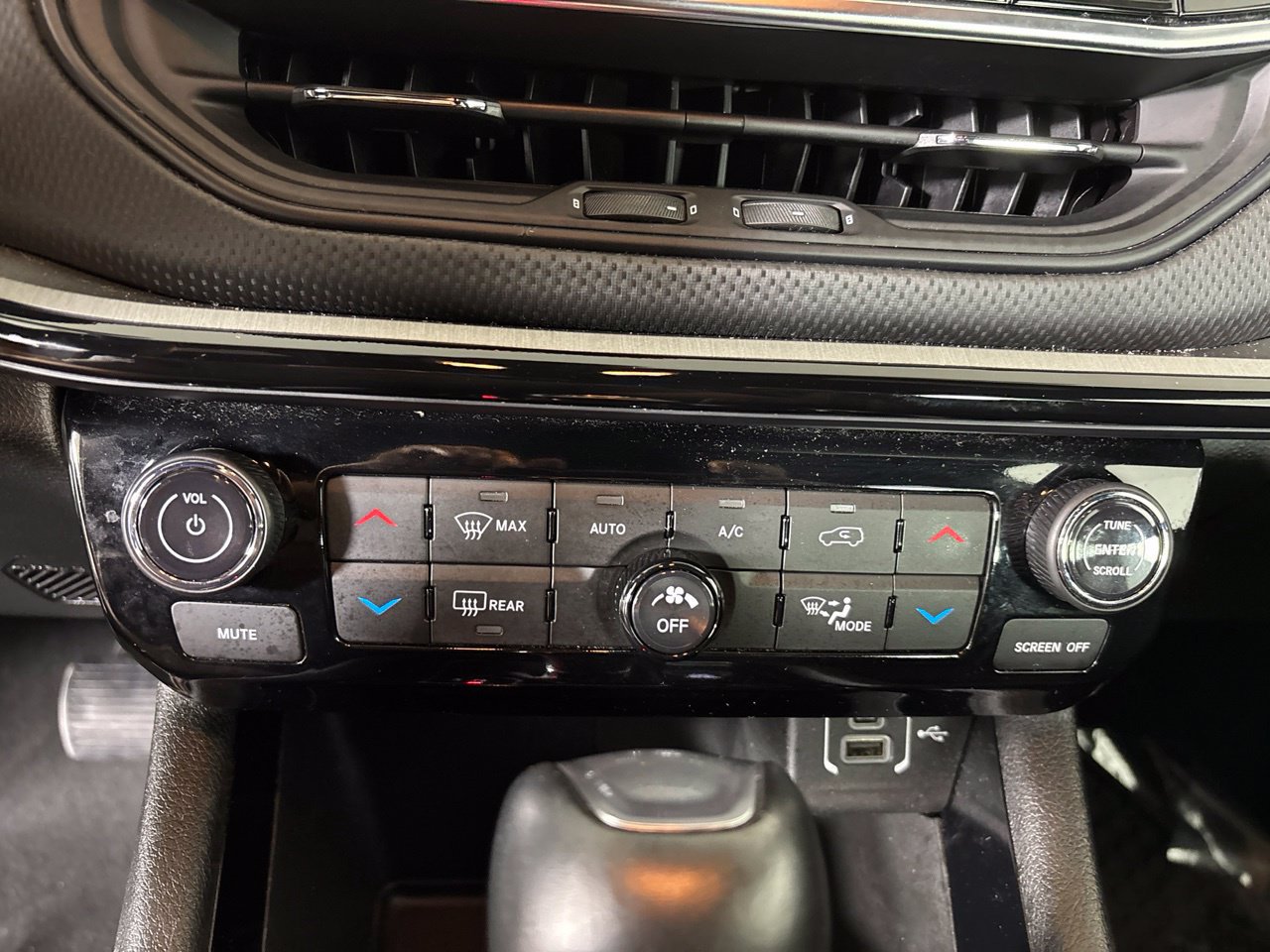Used 2025 Jeep Compass Trailhawk AWD/4WD image 18