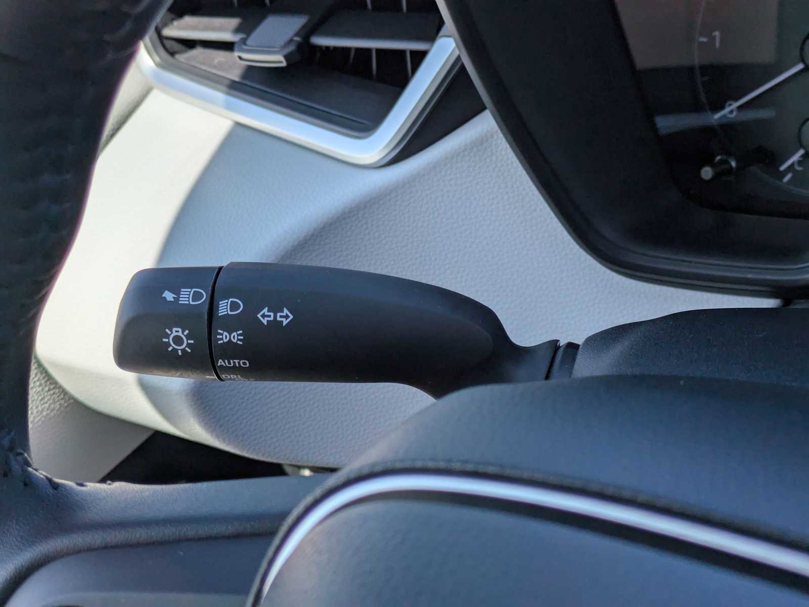 Used 2025 Toyota Corolla SE w/ Convenience Package FWD image 27