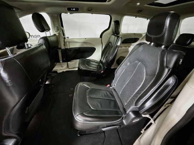 Used 2020 Chrysler Pacifica Limited w/ Tire & Wheel Group FWD image 24