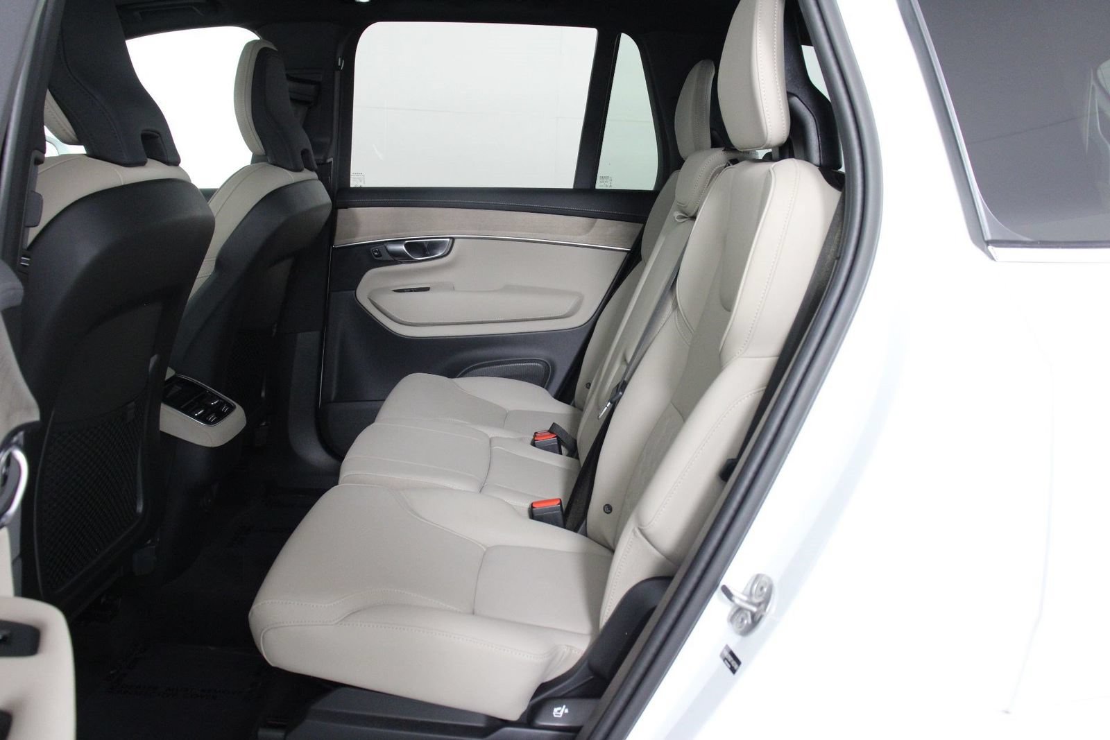 Certified 2026 Volvo XC90 B6 Plus w/ Protection Package Premier AWD/4WD image 32