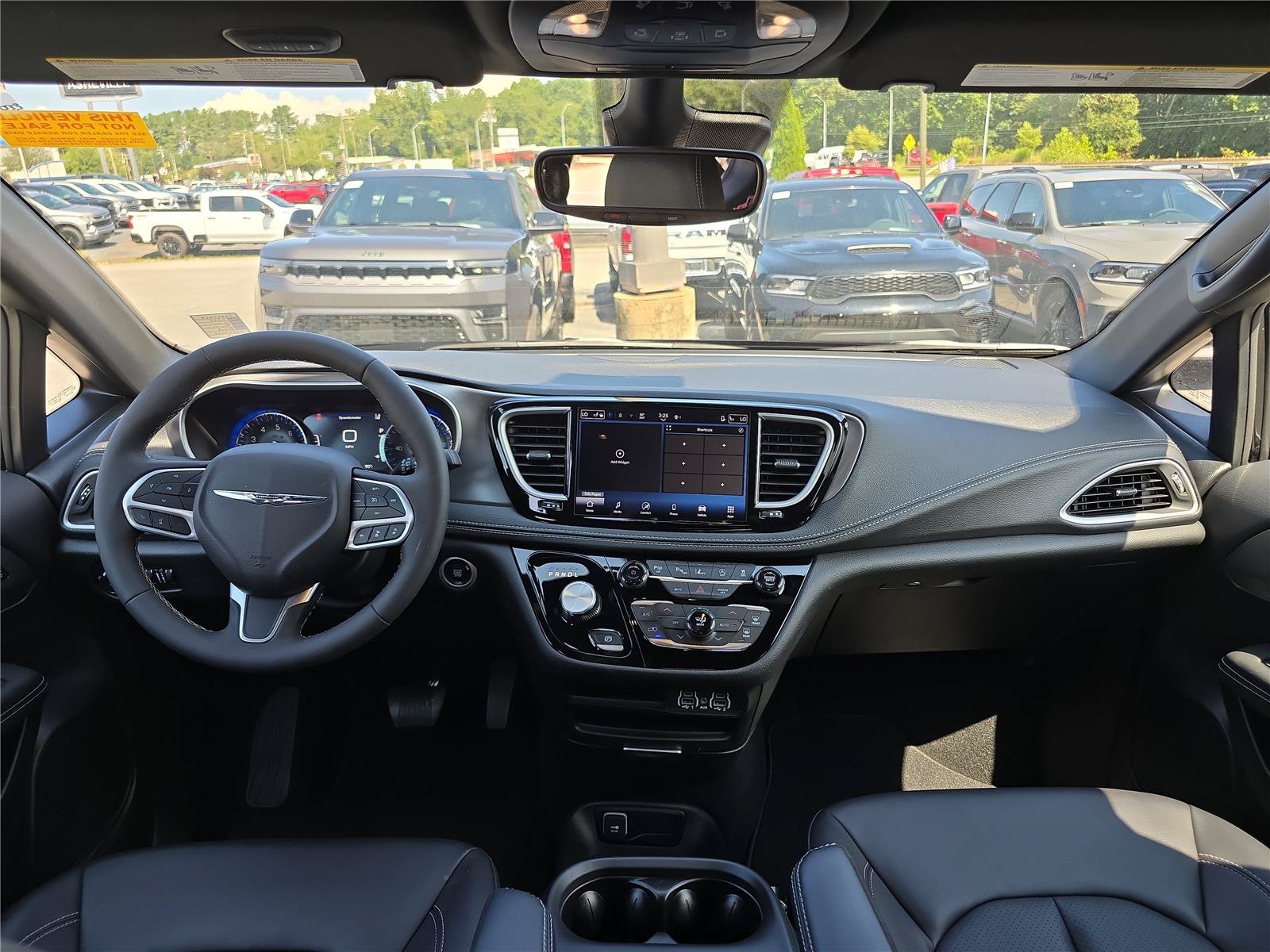 Used 2025 Chrysler Pacifica Select AWD/4WD image 16