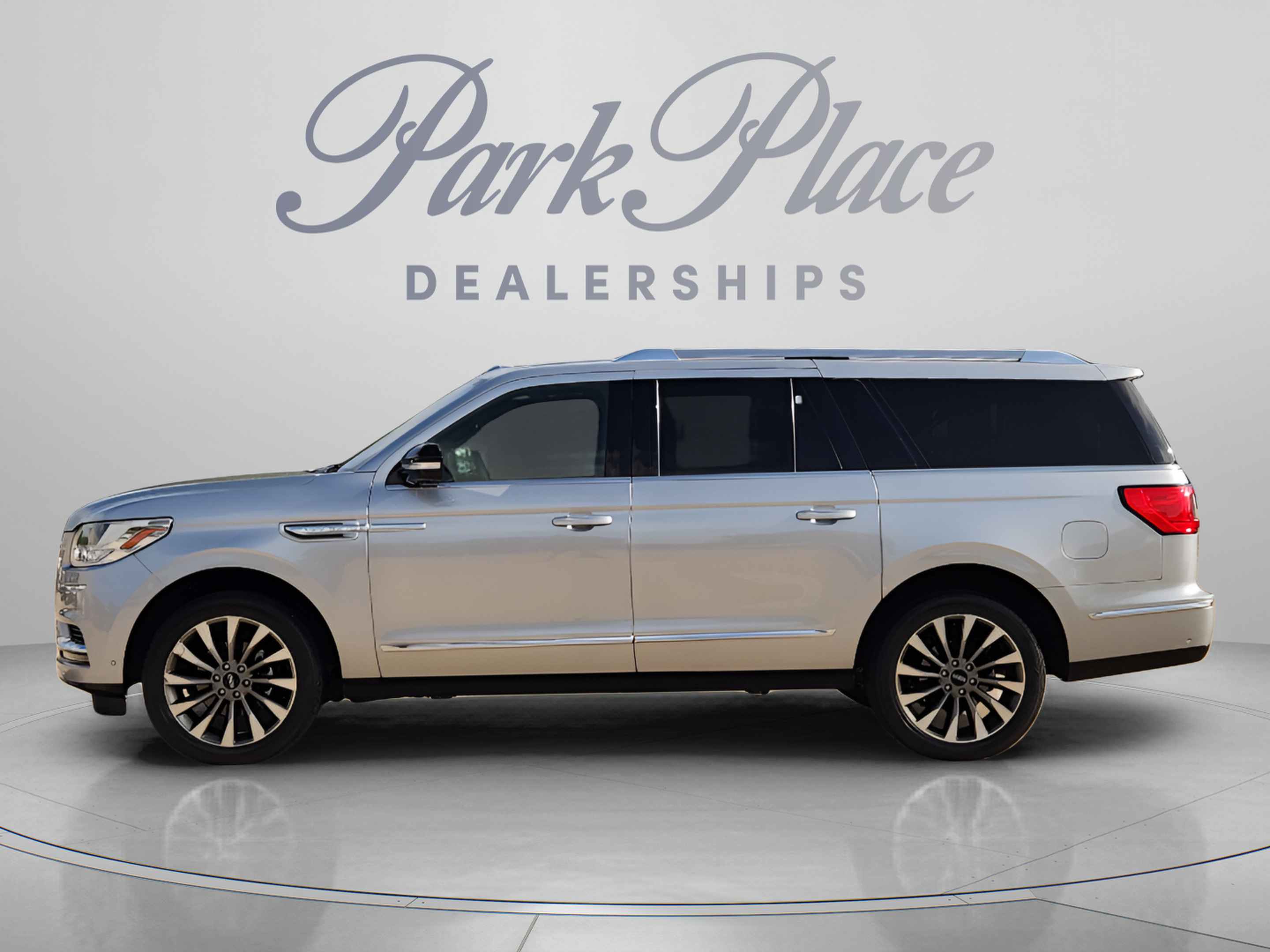 Used 2020 Lincoln Navigator L Reserve w/ Luxury Package RWD image 2