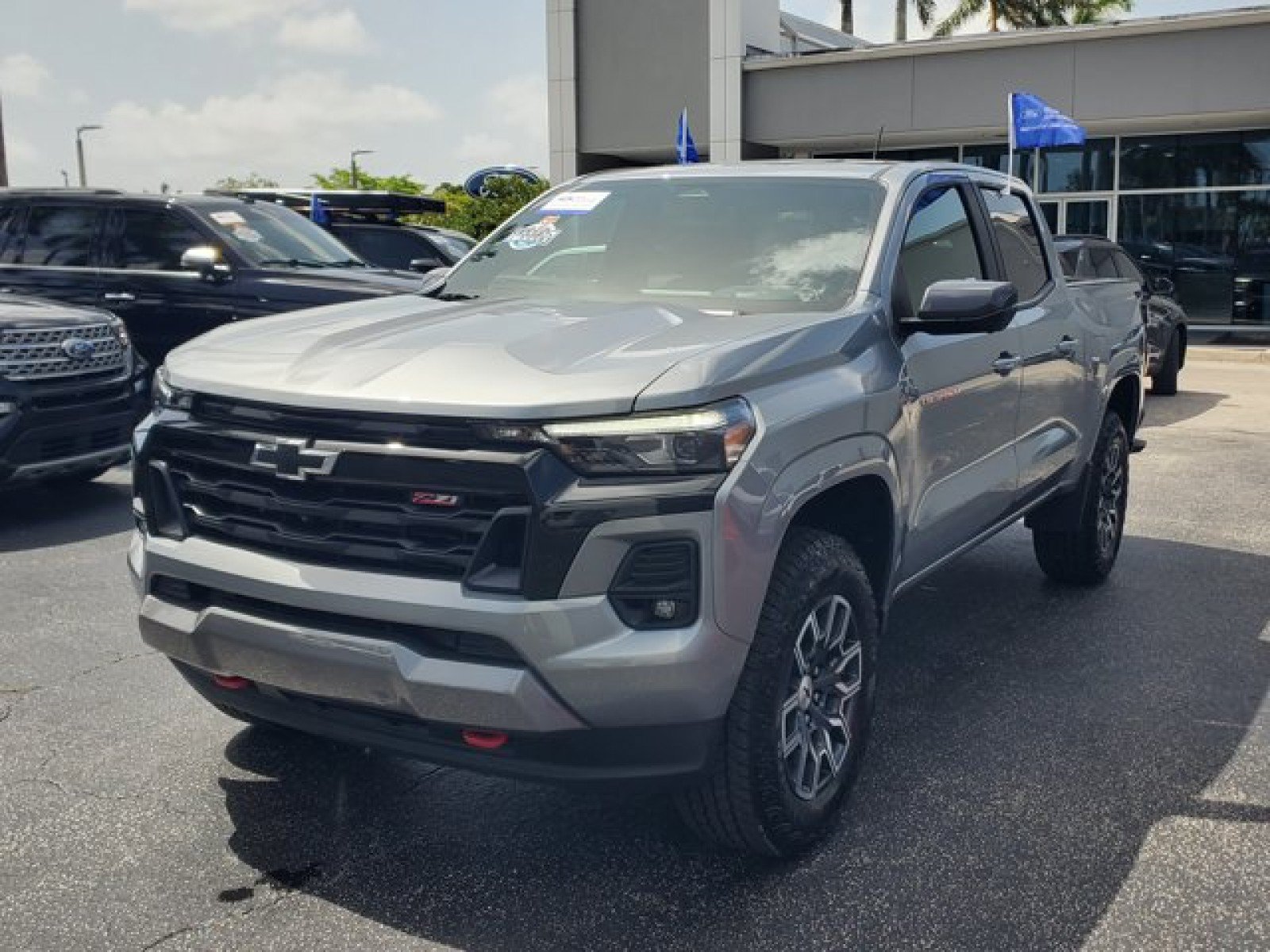 Used 2025 Chevrolet Colorado Z71 w/ Technology Package AWD/4WD image 3