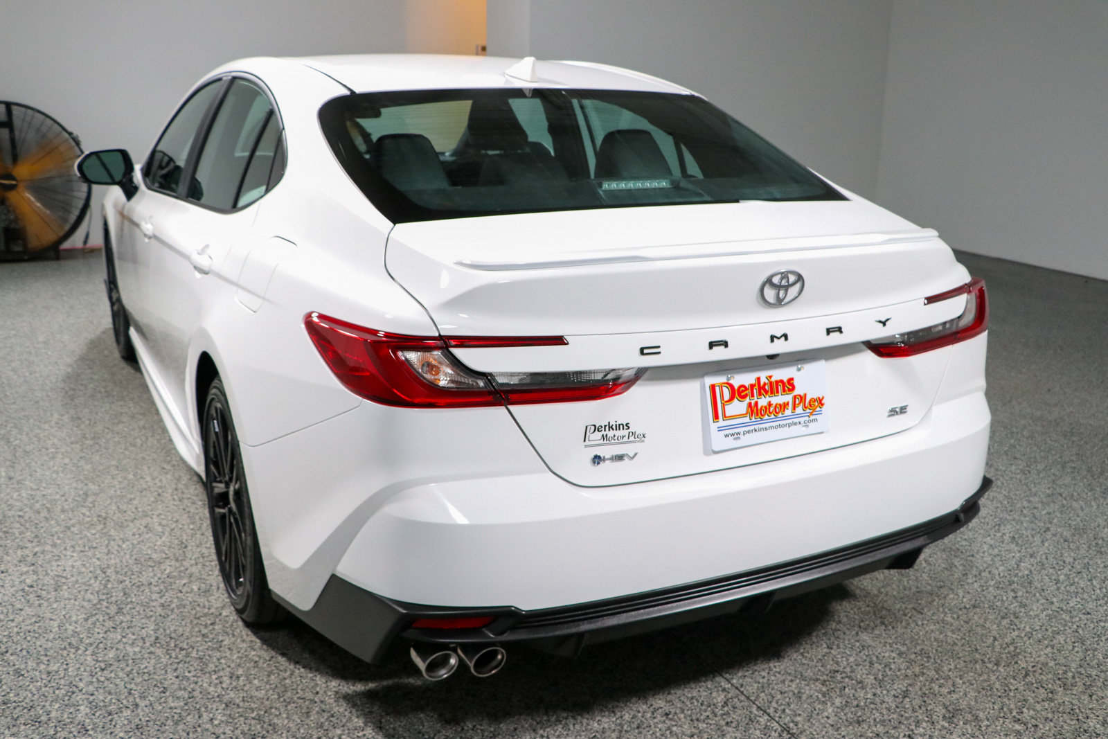 Used 2025 Toyota Camry SE FWD image 9