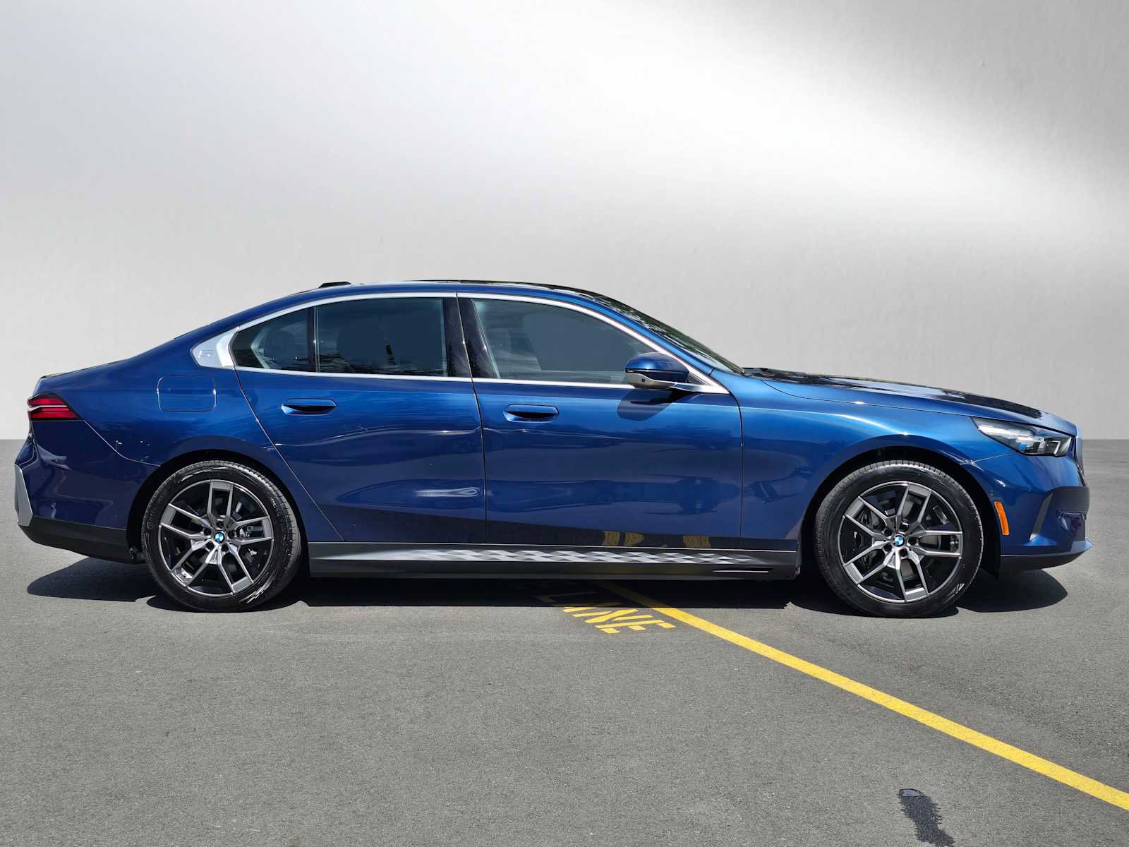 Used 2026 BMW i5 eDrive40 AWD/4WD image 2