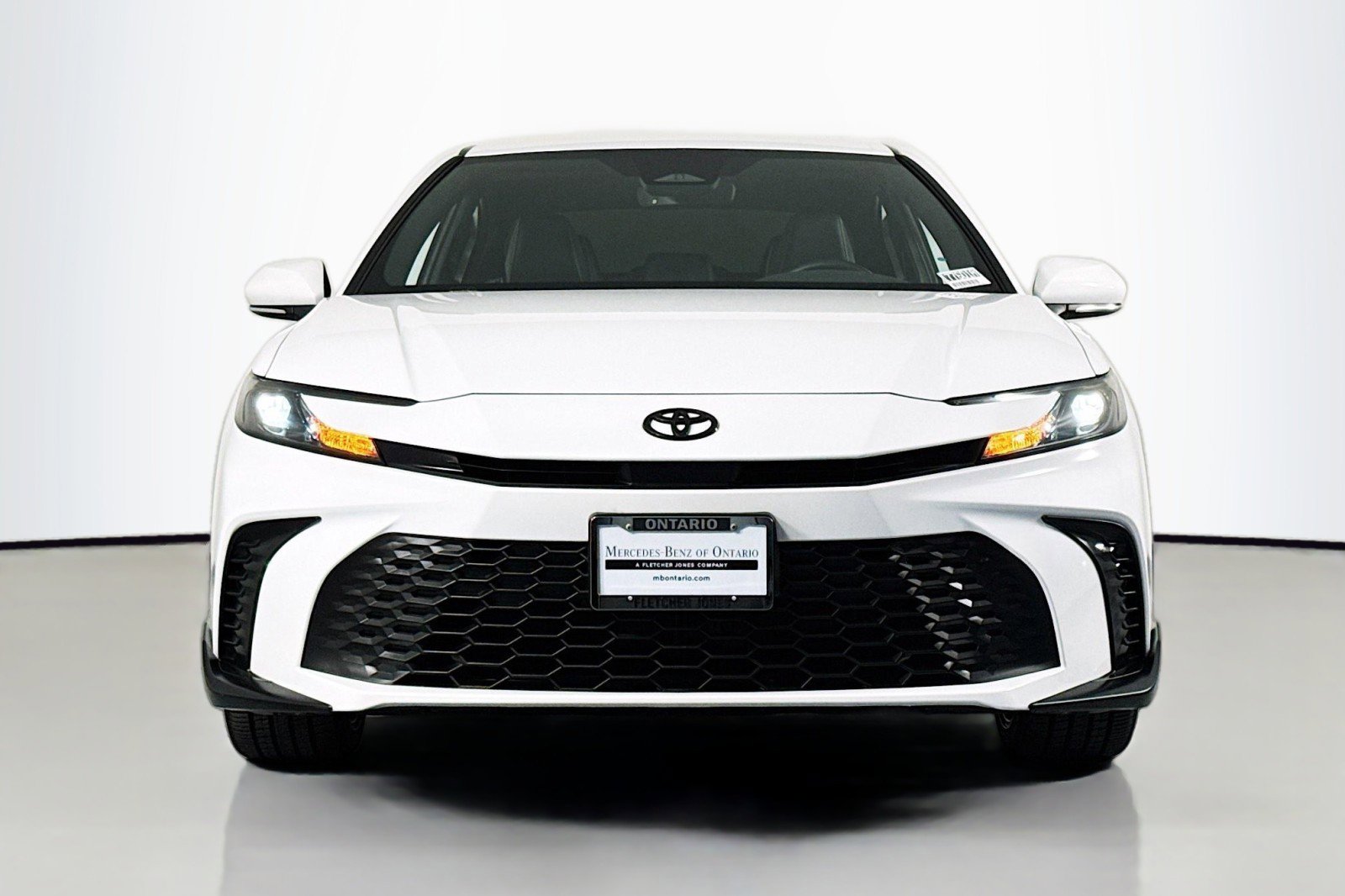 Used 2025 Toyota Camry SE w/ Convenience Package image 2