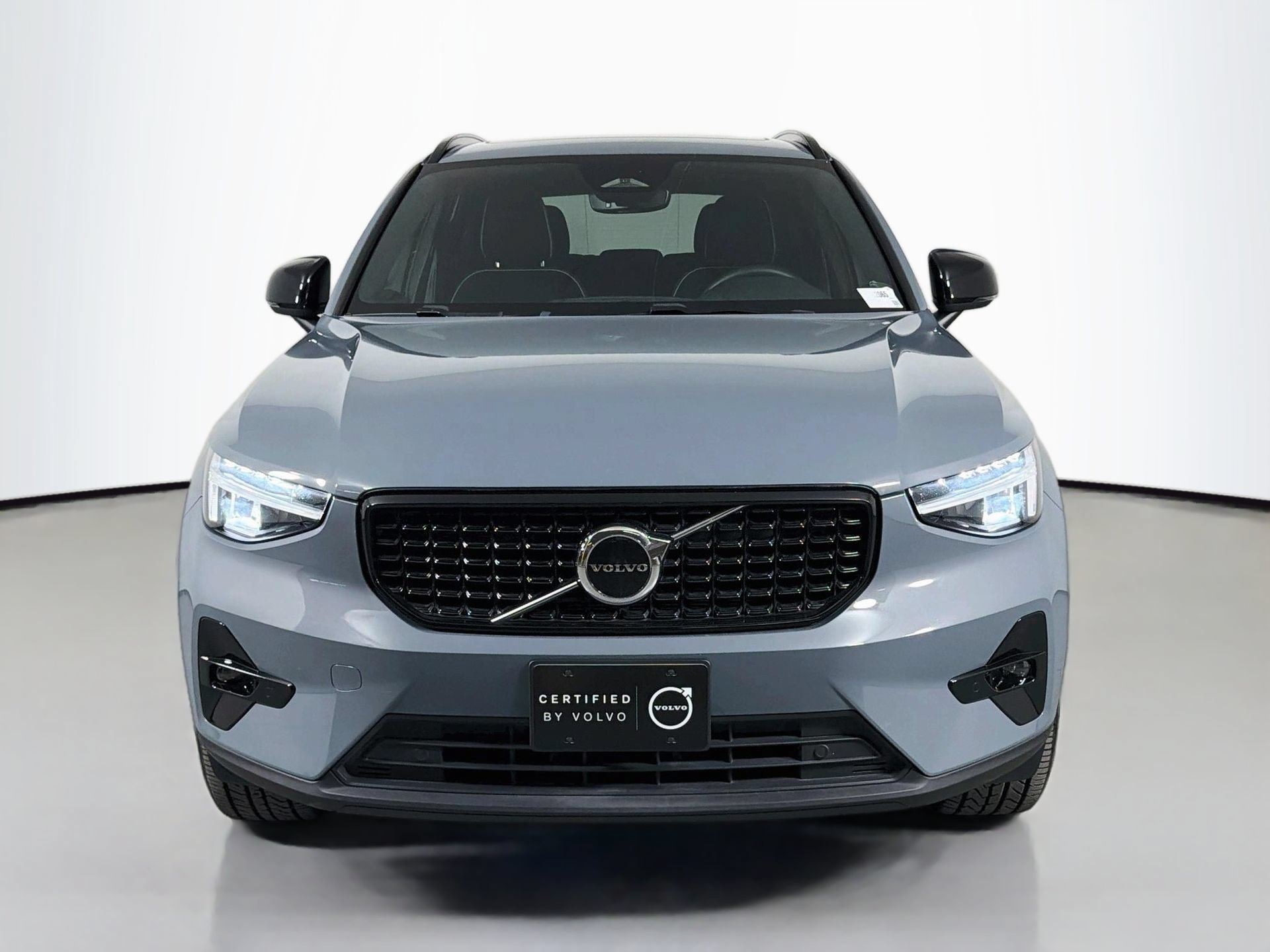 Certified 2023 Volvo XC40 B5 Plus w/ Climate Package AWD/4WD image 2