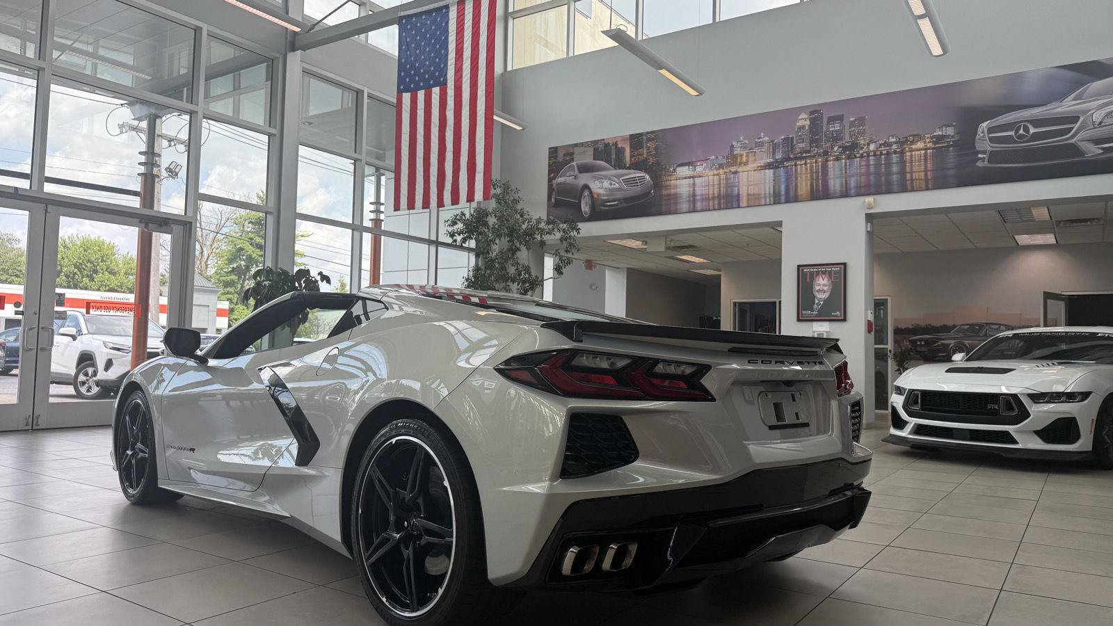 Used 2023 Chevrolet Corvette Stingray Coupe RWD image 2