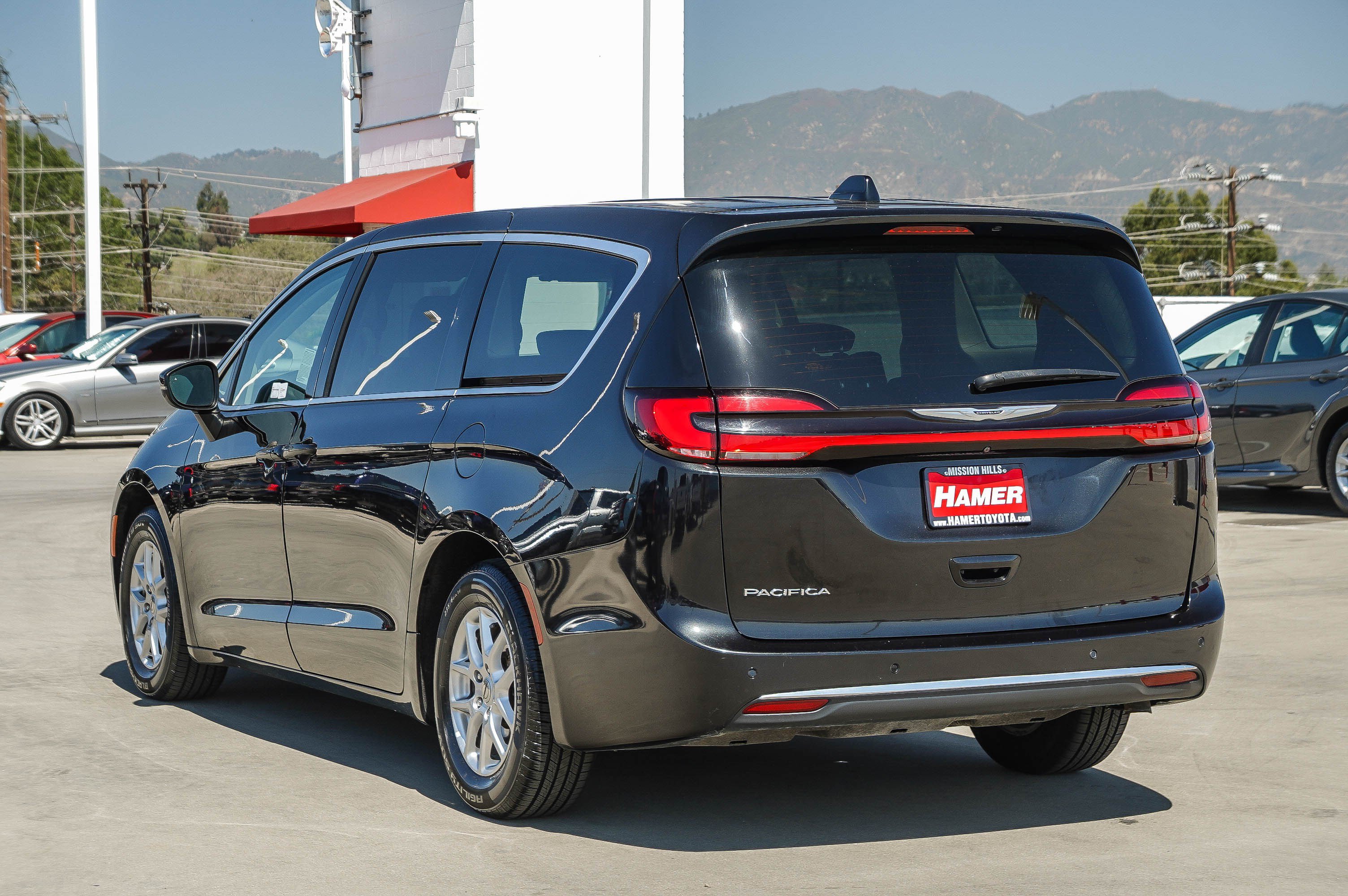 Used 2023 Chrysler Pacifica Touring-L FWD image 5