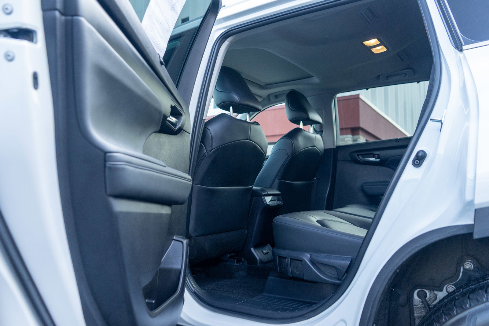 Used 2025 Toyota Highlander XLE image 30