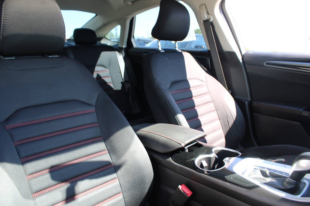 Used 2015 Ford Fusion SE w/ Equipment Group 201A FWD image 14