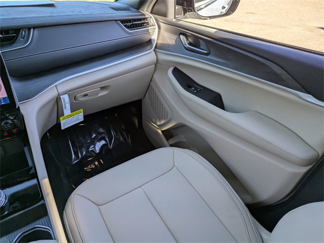 New 2025 Jeep Grand Cherokee Limited w/ Black Appearance Package image 18