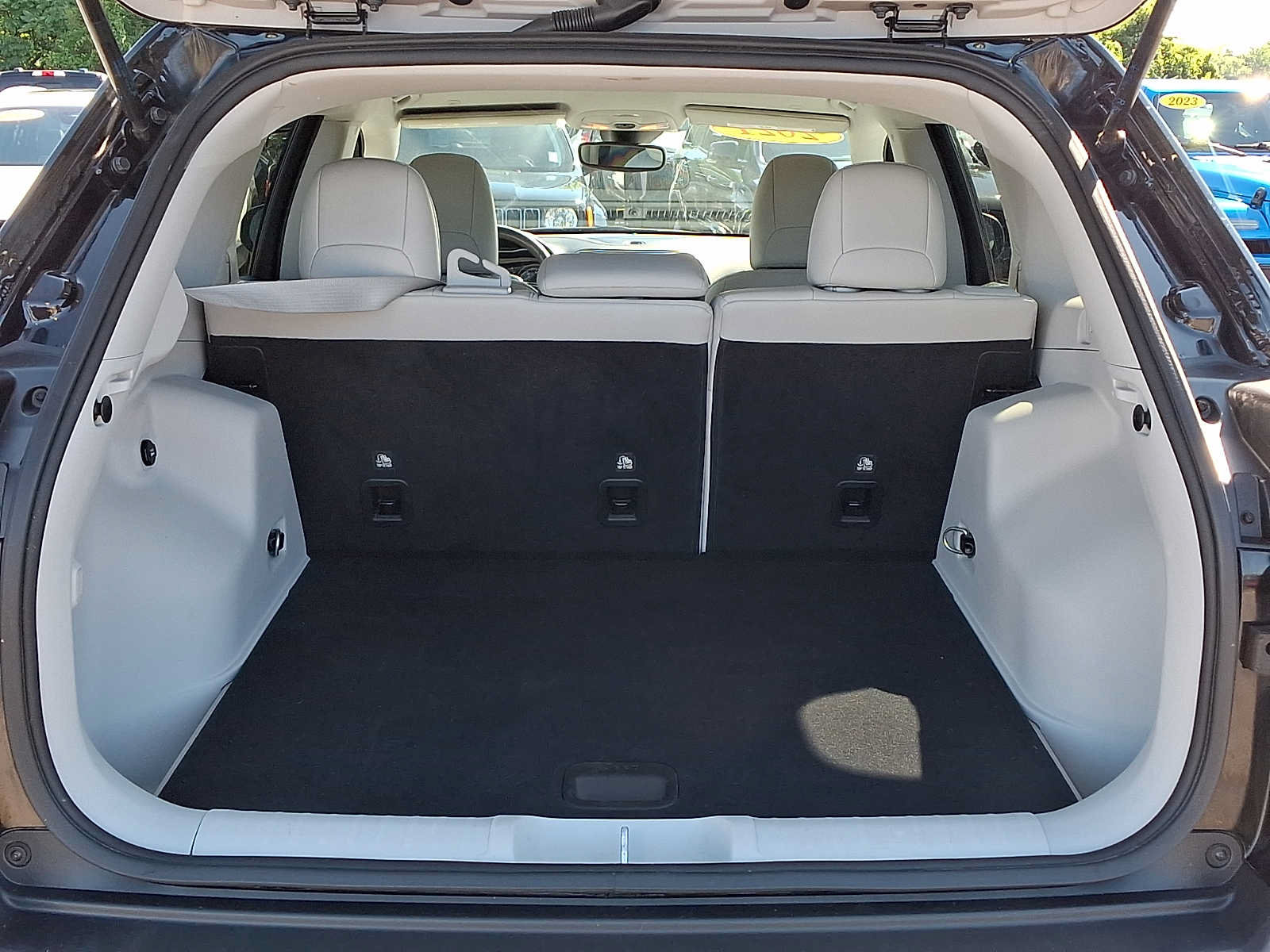 Used 2021 Jeep Cherokee Latitude Plus AWD/4WD image 28