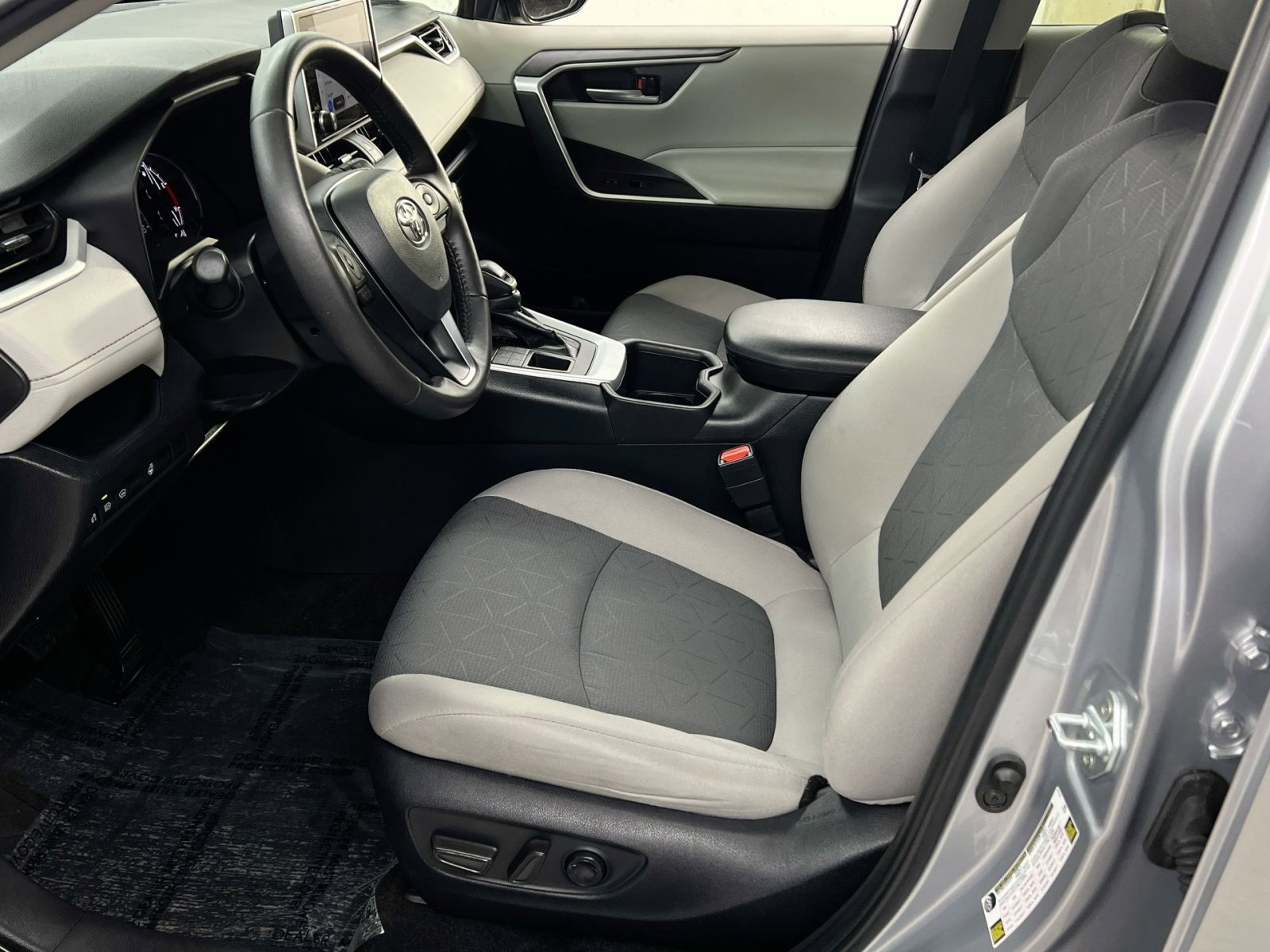 Used 2024 Toyota RAV4 XLE image 2