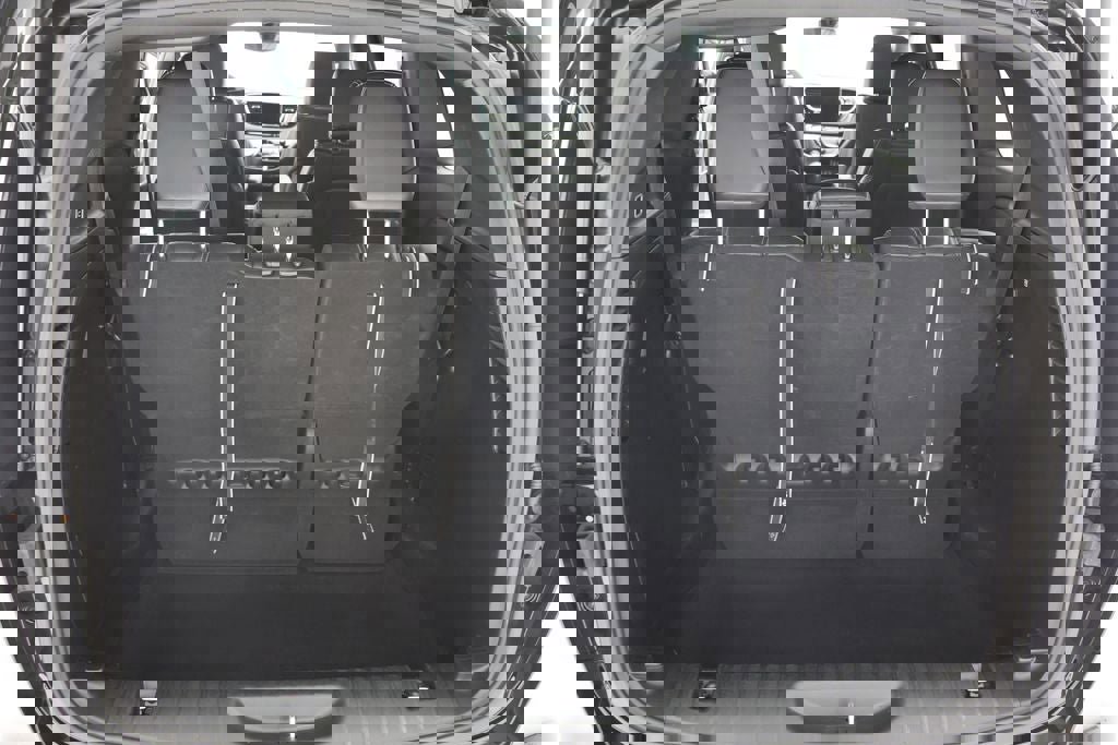 Used 2025 Chrysler Pacifica Select image 25