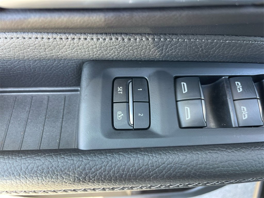 Used 2023 GMC Yukon XL Denali image 11