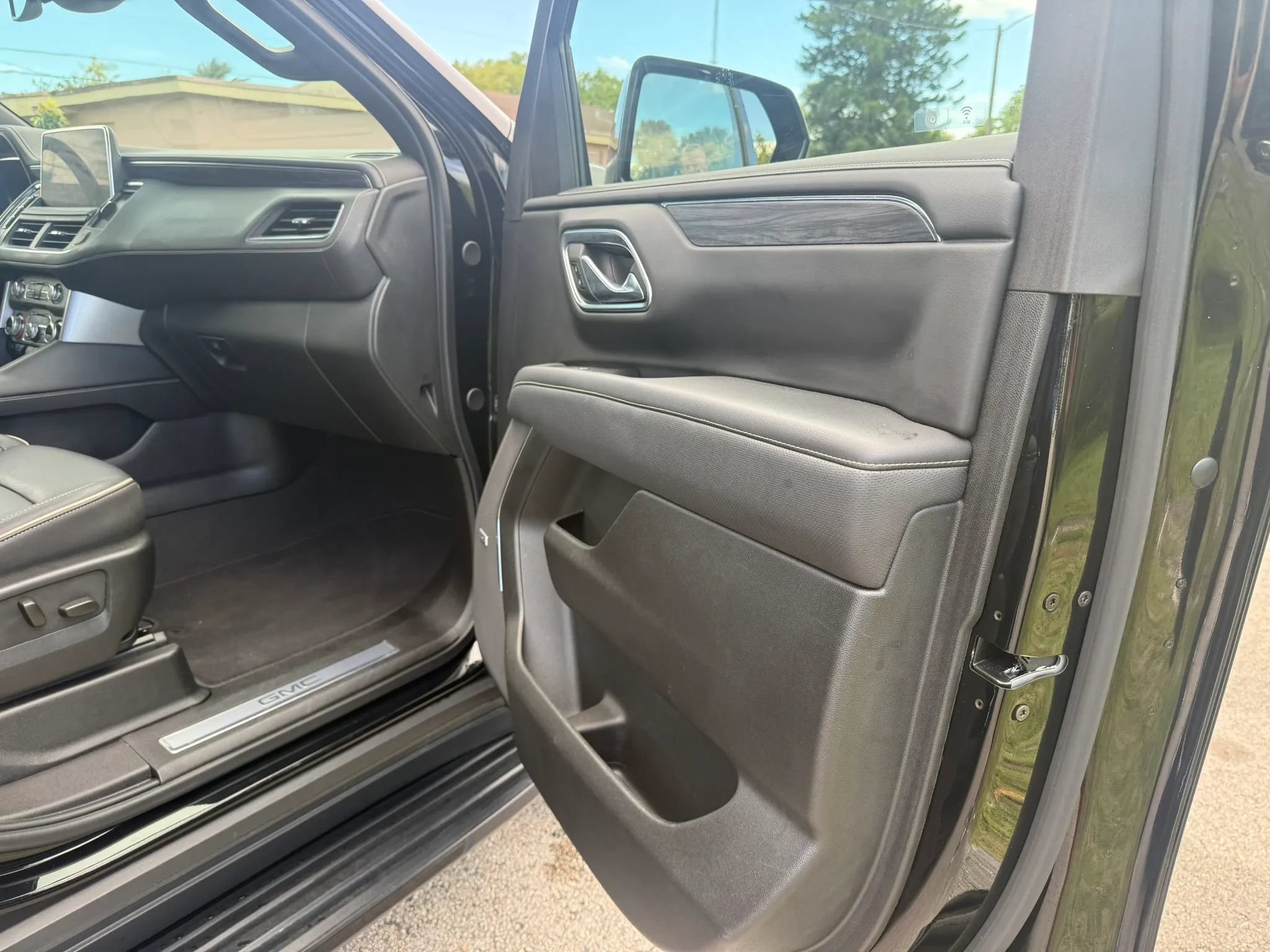 Used 2024 GMC Yukon XL SLT RWD image 10